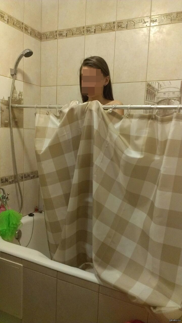 Молодая сестра в душе. Подсматривание в ванной. Подсмотренное в ванной комнате. Сестренка в ванной.