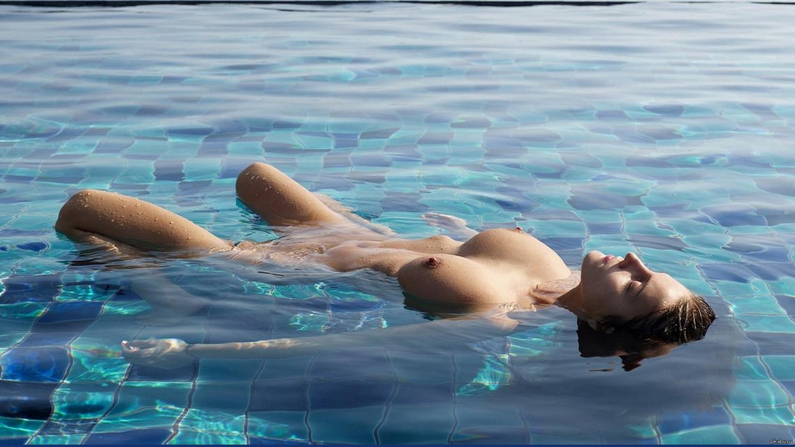 голые подростки купаются в бассейне фото 74