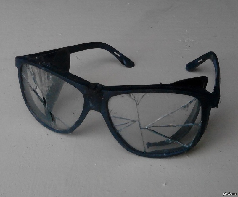 Разбитое очко. Разбитые очки. Сломанные защитные очки. Очки токаря защитные. Треснутые очки.