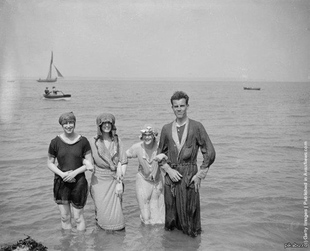 Купаются ретро. Ретро пляж. Пляжи 19 века. Советские женщины на пляже. Женский пляж ретро.