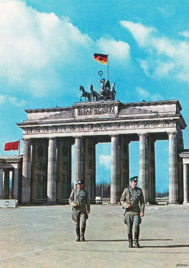 Гдр. Германия Берлинская стена Бранденбургские ворота. Бранденбургские ворота 1945 в цвете. Восточный Берлин ГДР Бранденбургские ворота. Бранденбургские ворота 1949.