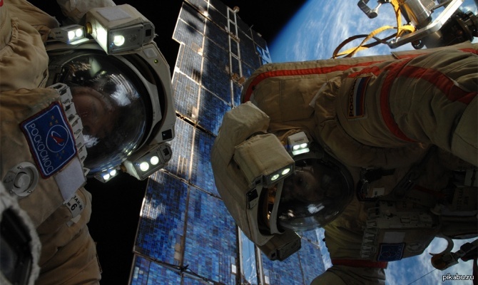 Российские космонавты вышли в открытый космос. Российский космонавт в открытом космосе. Открытый космос. Выход в открытый космос. Падалка в открытом космосе.