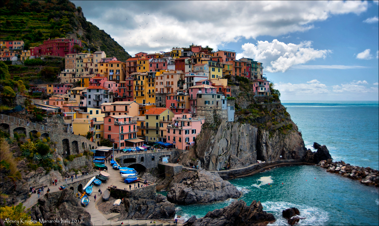 It seems that Manarola is born from a rock. - The photo, Town, The mountains, Sea, Sky, beauty, Italy