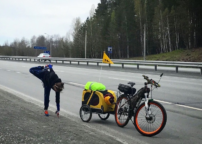 Девушка на велосипеде в магадан. Красивые велосипедистки. Девушка на велосипеде в магадан. Велопутешествие москва магадан. Фотосессия на велосипеде для девушки.