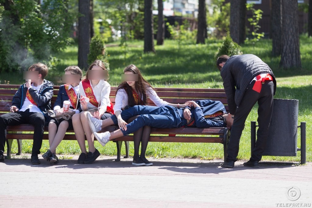 После последнего. Пьяные выпускники. Последний звонок в парке. Выпускница в парке.