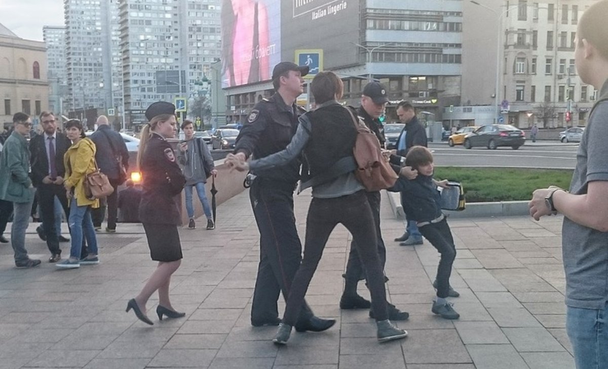 Читавшего стихи школьника задержала полиция в центре Москвы - Полиция, Москва, Гамлет, Беспредел, Видео