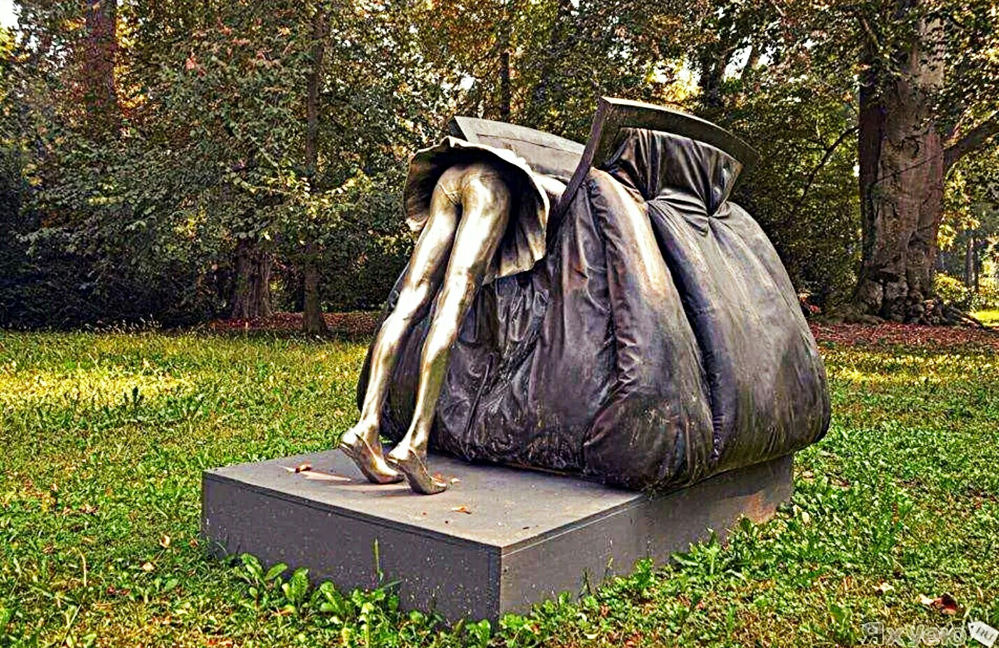 Monument to the women's handbag - Monument, Сумка