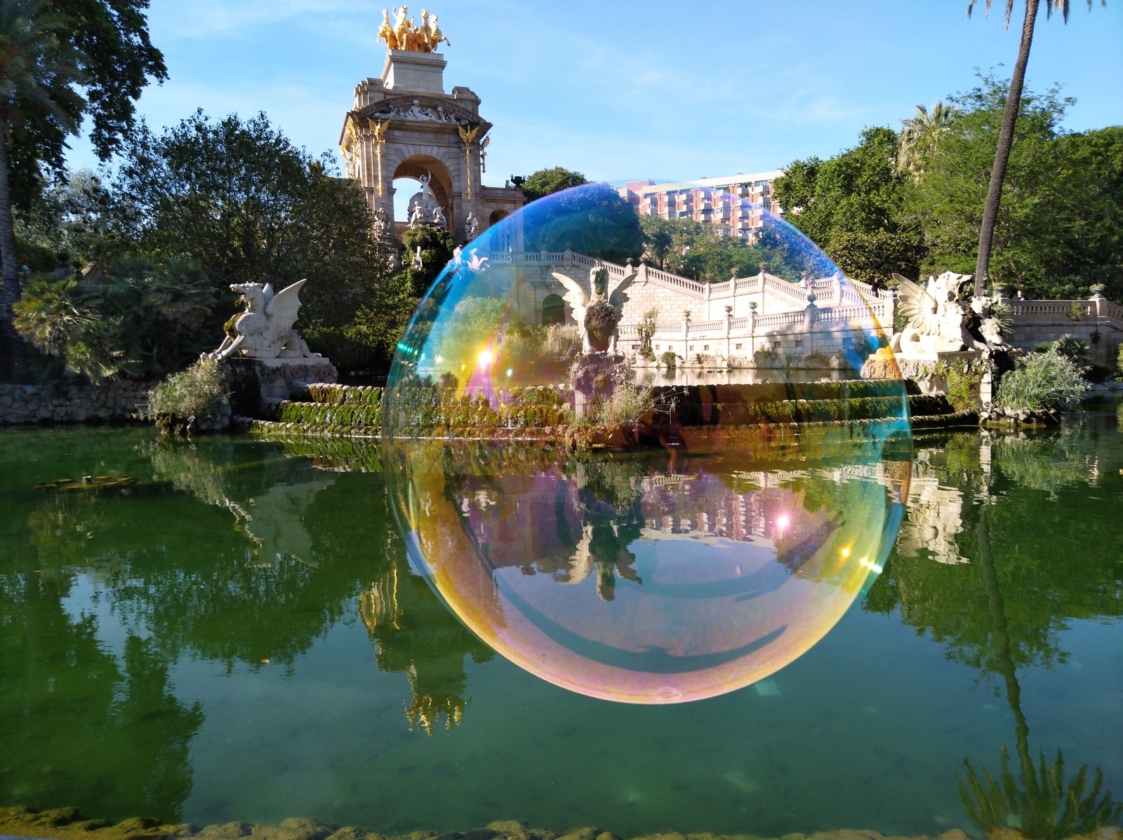 Colored sphere in Barcelona park - My, The park, Bubble, Fountain, The photo, Barcelona, Barcelona city