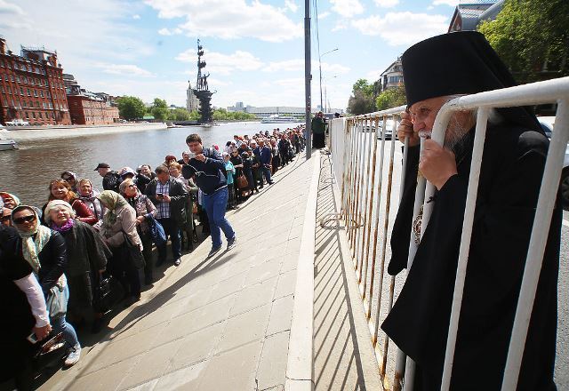 Giant line to the temple - No offense, Reality, ROC