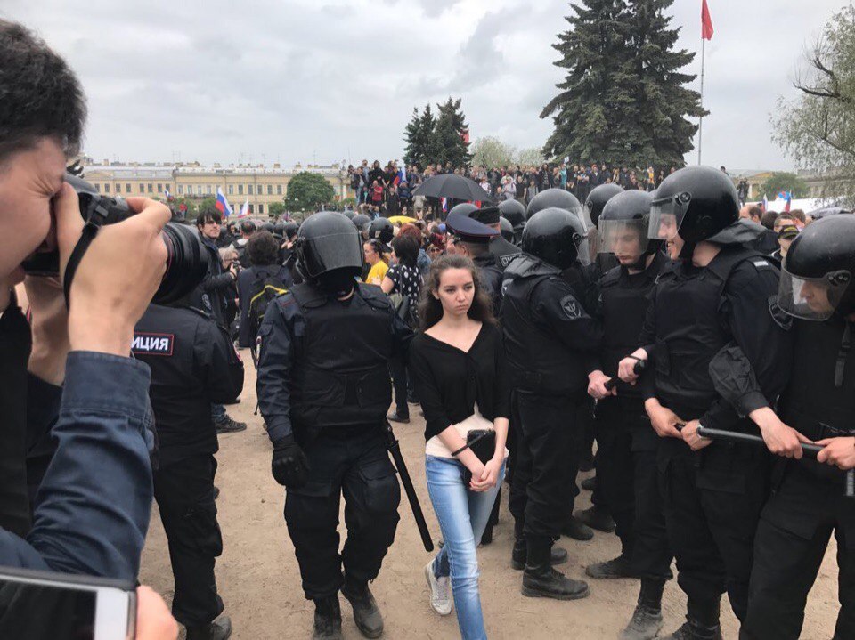 Митинг (фото). Задержание особо опасной. - Митинг, Девушки, Полиция, Задержание, Политика, Фотография