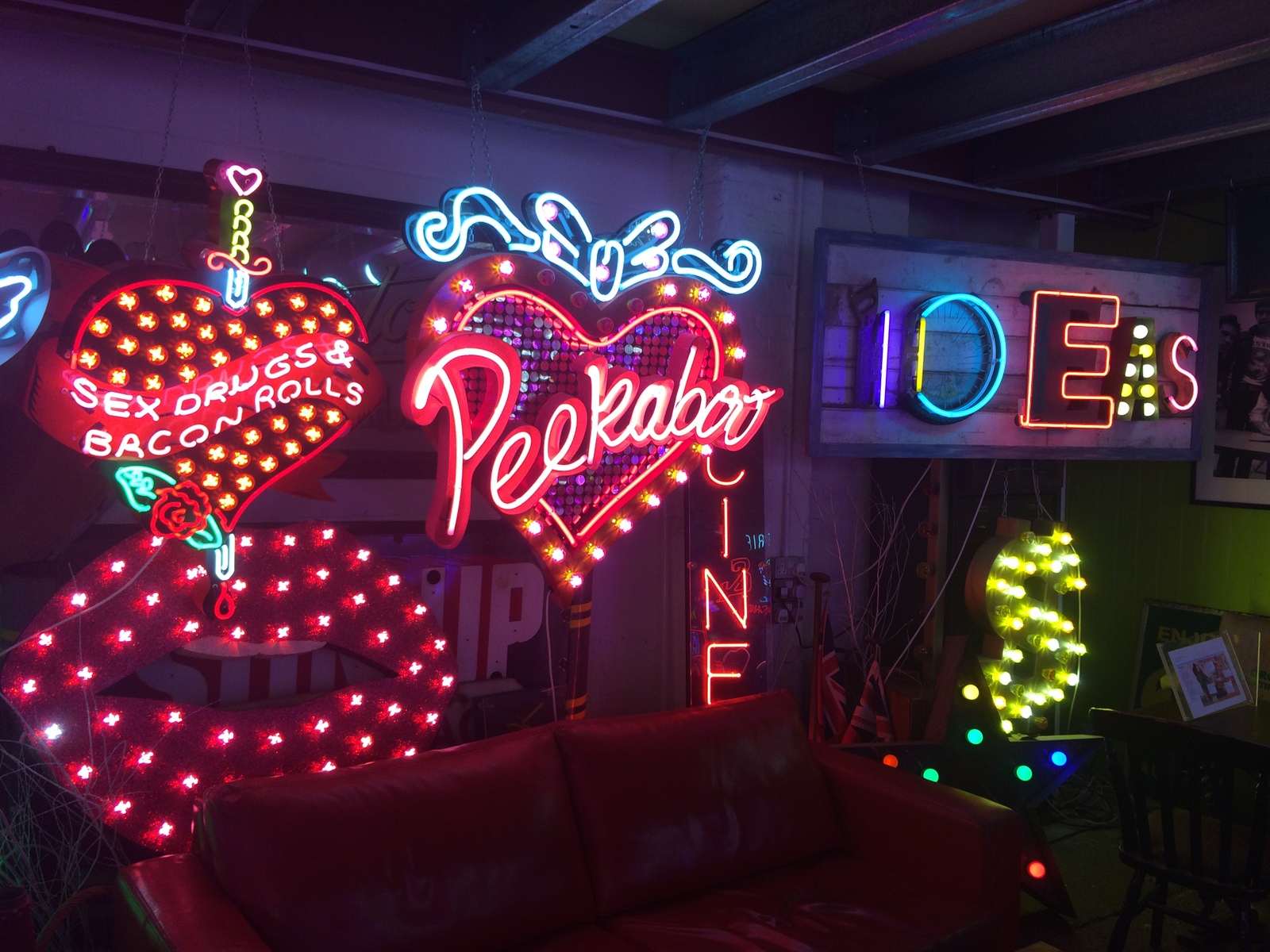 Gods own junkyard says hello - My, The photo, Neon, Peekaboo, A pub, , London, , Trash