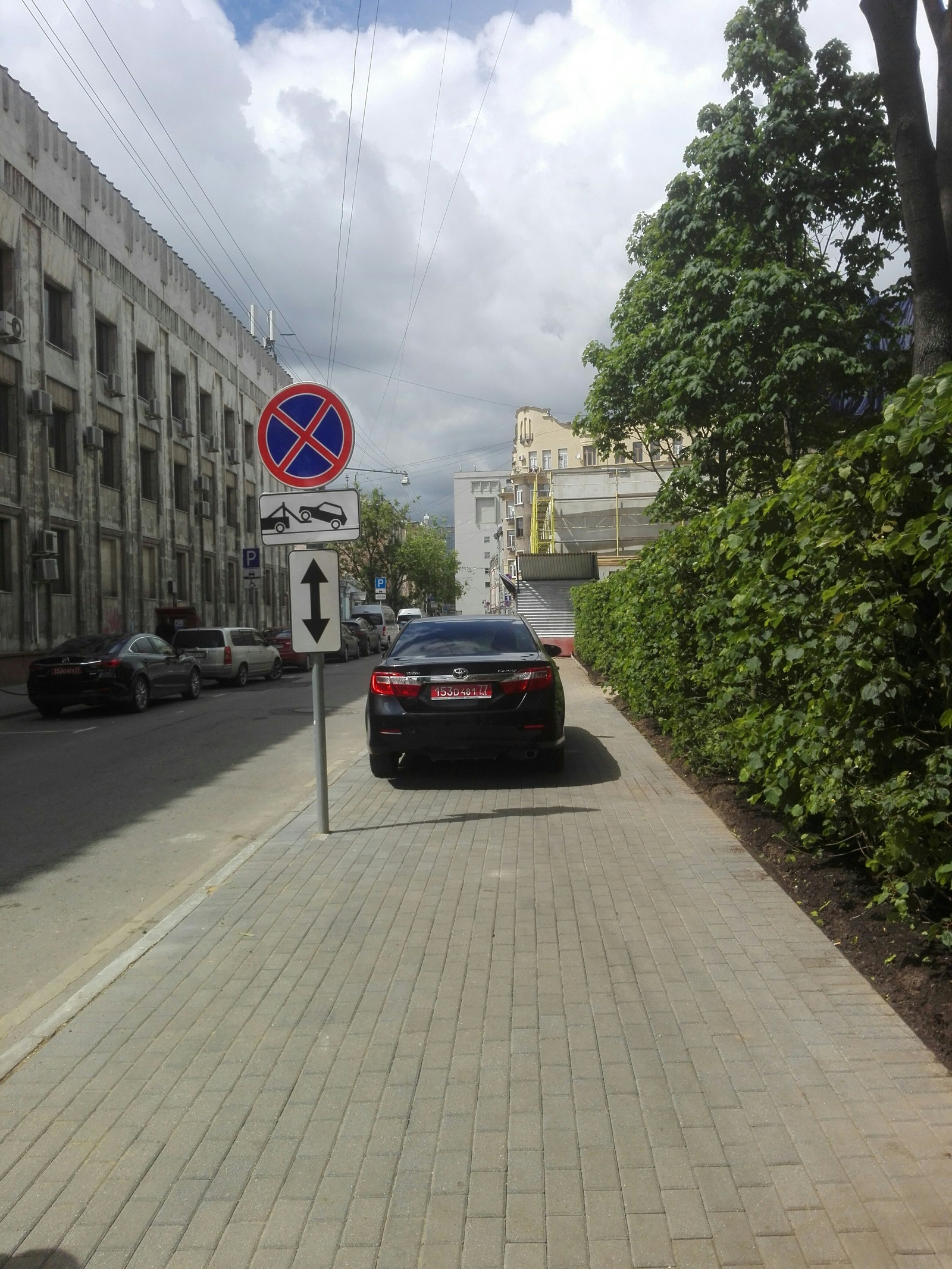 Очередной мастер парковки в центре Москвы | Пикабу