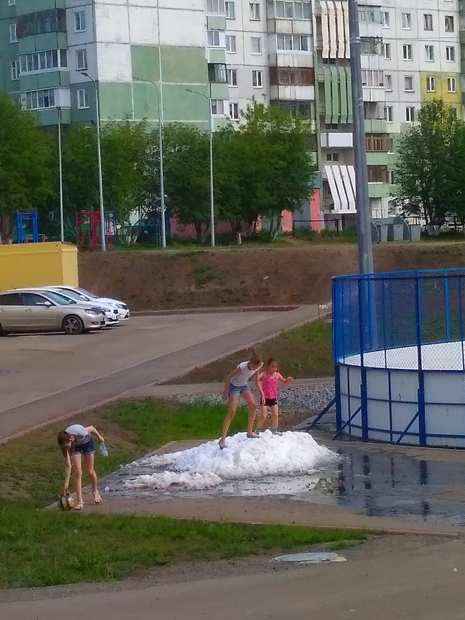 June 15, 2017 Kemerovo + 27° Children play snowballs.....Siberia x' li ! - My, Kemerovo, Humor, Snow, Siberia