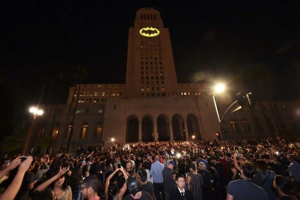Bat-signal lit in Los Angeles in honor of Adam West - Adam West, Batman, Bat signal, Comics, USA, Gotham, Dc comics