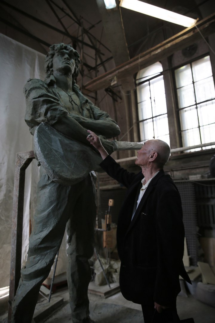 Victor with his father - Viktor Tsoi, Robert Choi, Monument