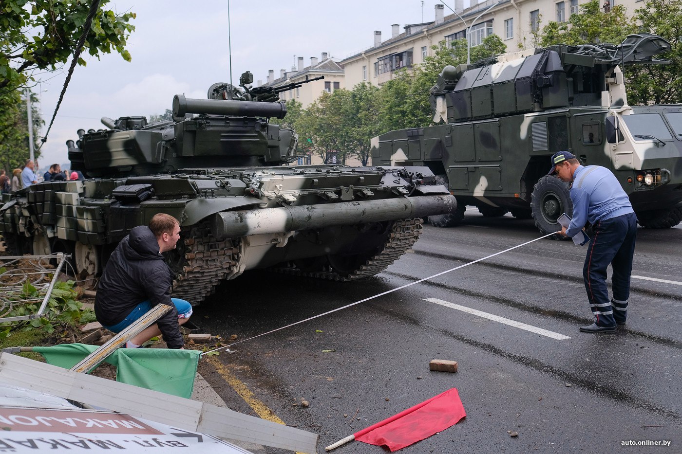 Танк сбил столб и дерево | Пикабу