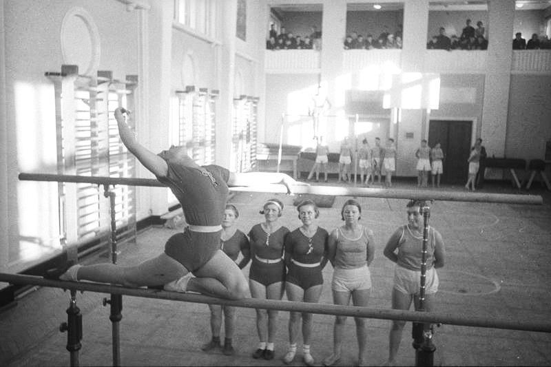 Club History of Magnitogorsk GYMNASTICS IN THE CLUB OF METALLURGERS - Magnitogorsk, Magnitka, Metallurgist, Gymnastics, Old photo, , Клуб, Girls, Longpost