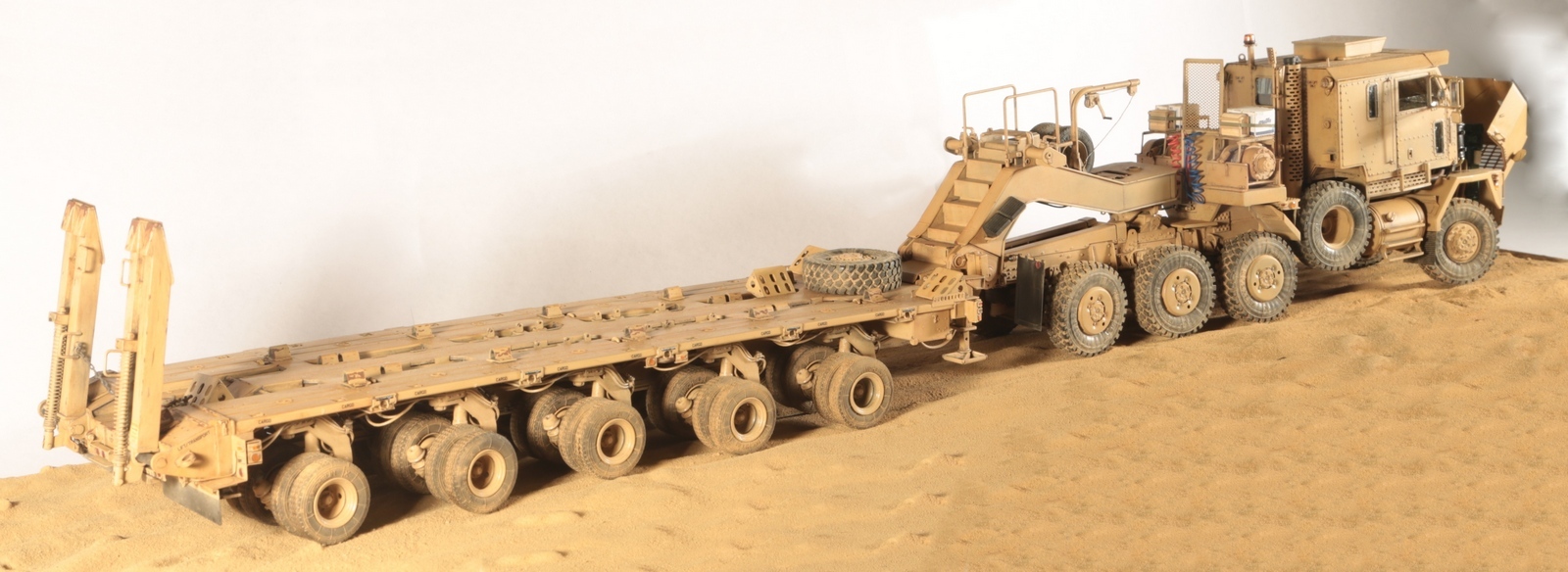 Model of the American tractor Oshkosh M1070 1/35 - My, Modeling, Models, Plastic, Stand modeling, Tractor, Scale model, Scale, Longpost