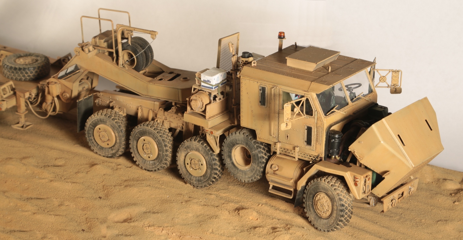 Model of the American tractor Oshkosh M1070 1/35 - My, Modeling, Models, Plastic, Stand modeling, Tractor, Scale model, Scale, Longpost