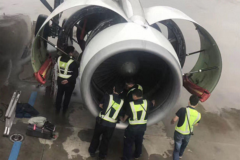 Elderly Chinese woman throws coins into airplane engine for luck - Airplane, Coin, The photo, Elderly, Kinula, , , Longpost