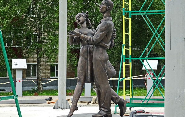 Порно с видом на памятник Свободы