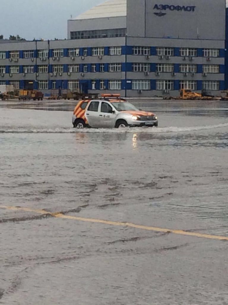 Meanwhile in Sheremetyevo. - Sheremetyevo, Shower, Catastrophe, Longpost