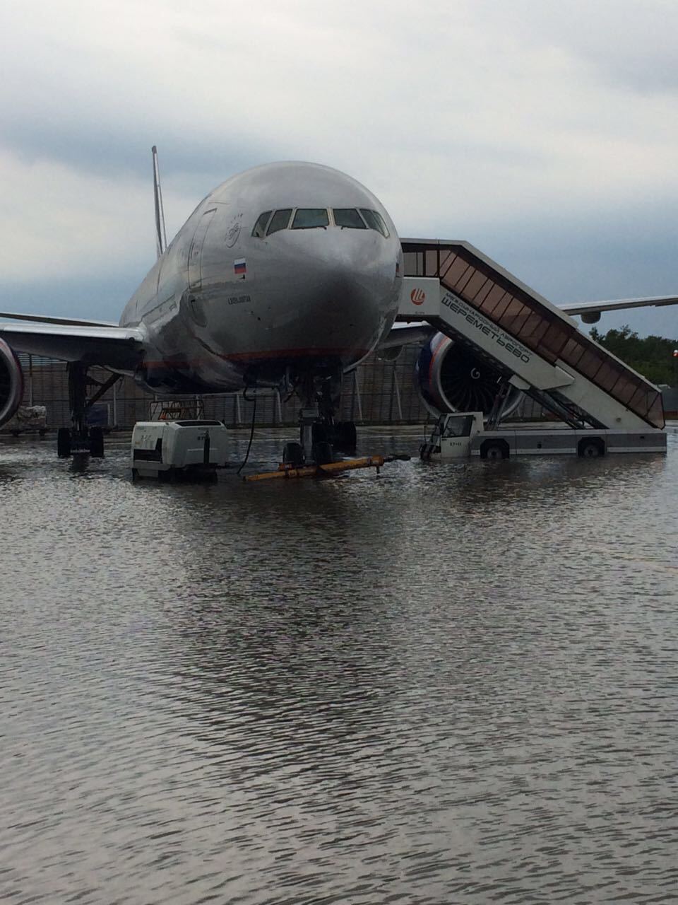 Meanwhile in Sheremetyevo. - Sheremetyevo, Shower, Catastrophe, Longpost