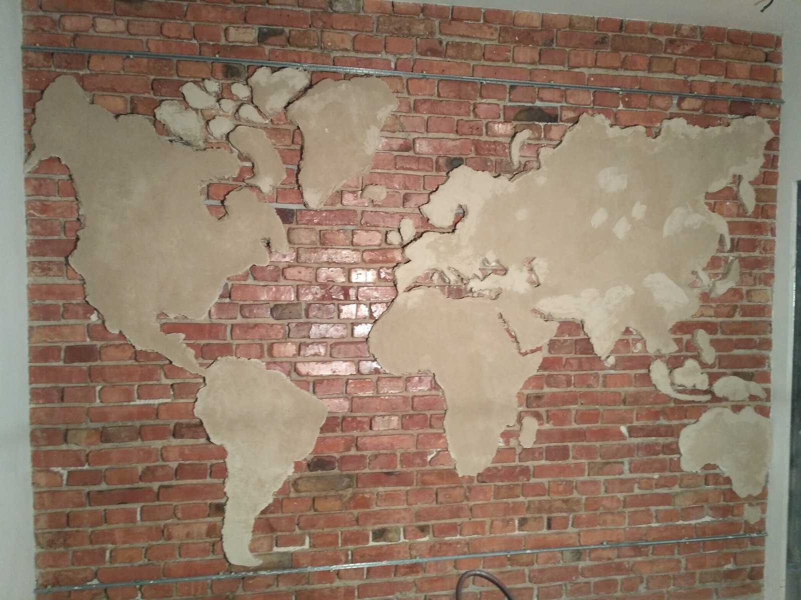 Карта мира на кирпичной стене