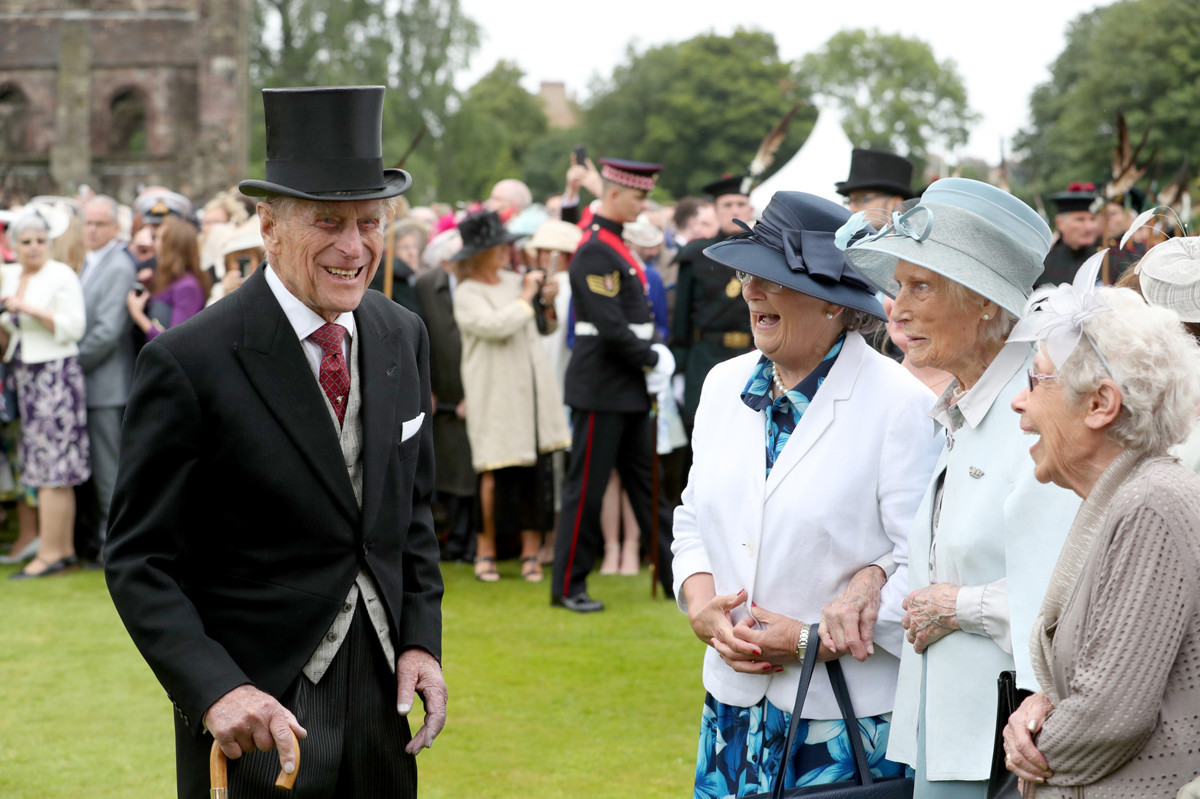 The 91-year-old Queen of Britain stole the show at a summer party - Queen Elizabeth II, Secular society, The photo, Longpost, Prince Philip, Scotland