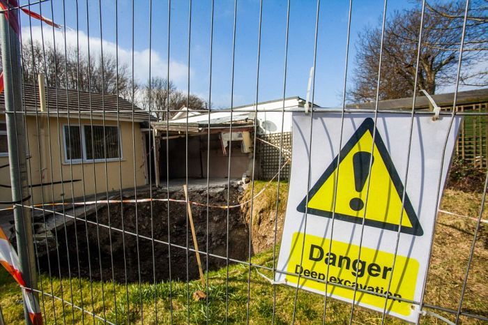 In the UK, a 30-meter sinkhole formed on the territory of one of the houses - Great Britain, England, Failure, Land, Mine, , Portal to hell, Longpost