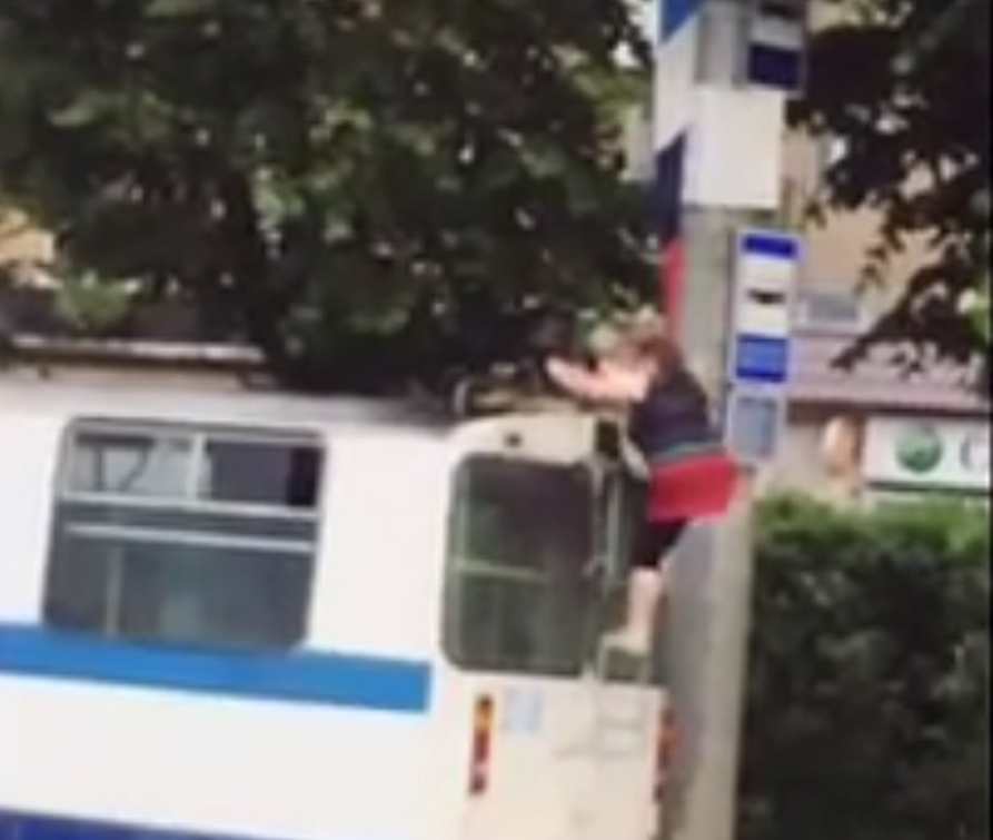 In Smolensk, a woman showed super abilities by jumping on a trolleybus - news, Smolensk, Female, Women