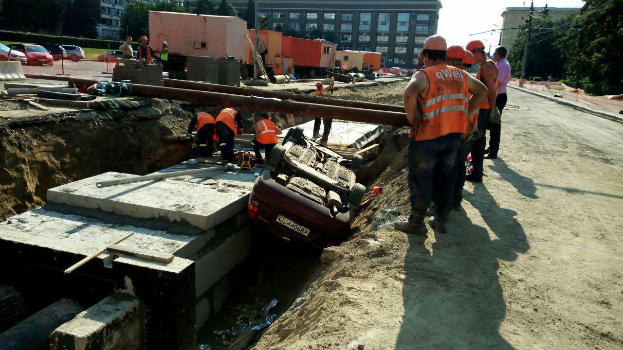 On the wave of confrontation between Saratov and Omsk. - My, Chelyabinsk, Humor, Sadness, Road workers, Road accident, Longpost