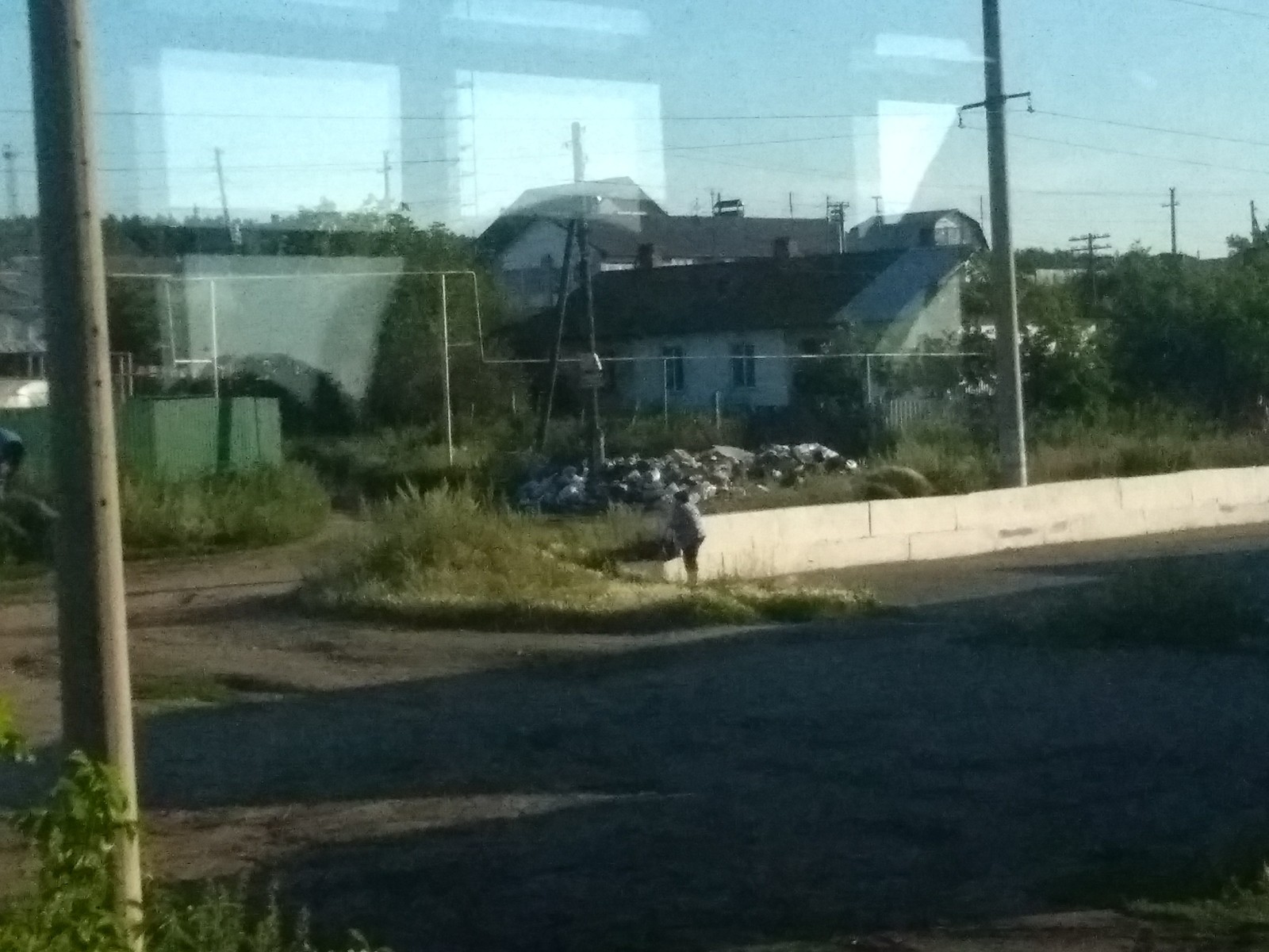 Somewhere at the entrance to Chelyabinsk. I think even pigs live cleaner. Garbage right next to the train station... You're sorry, but it's a shame - Russia, Idiocy, Life is pain, People