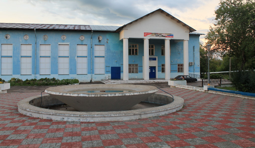 Flowerpots without soil, fountains without water, and Gorky without a nose! Novovyatsk - a place where you want to live??? - My, , Got sick, Longpost