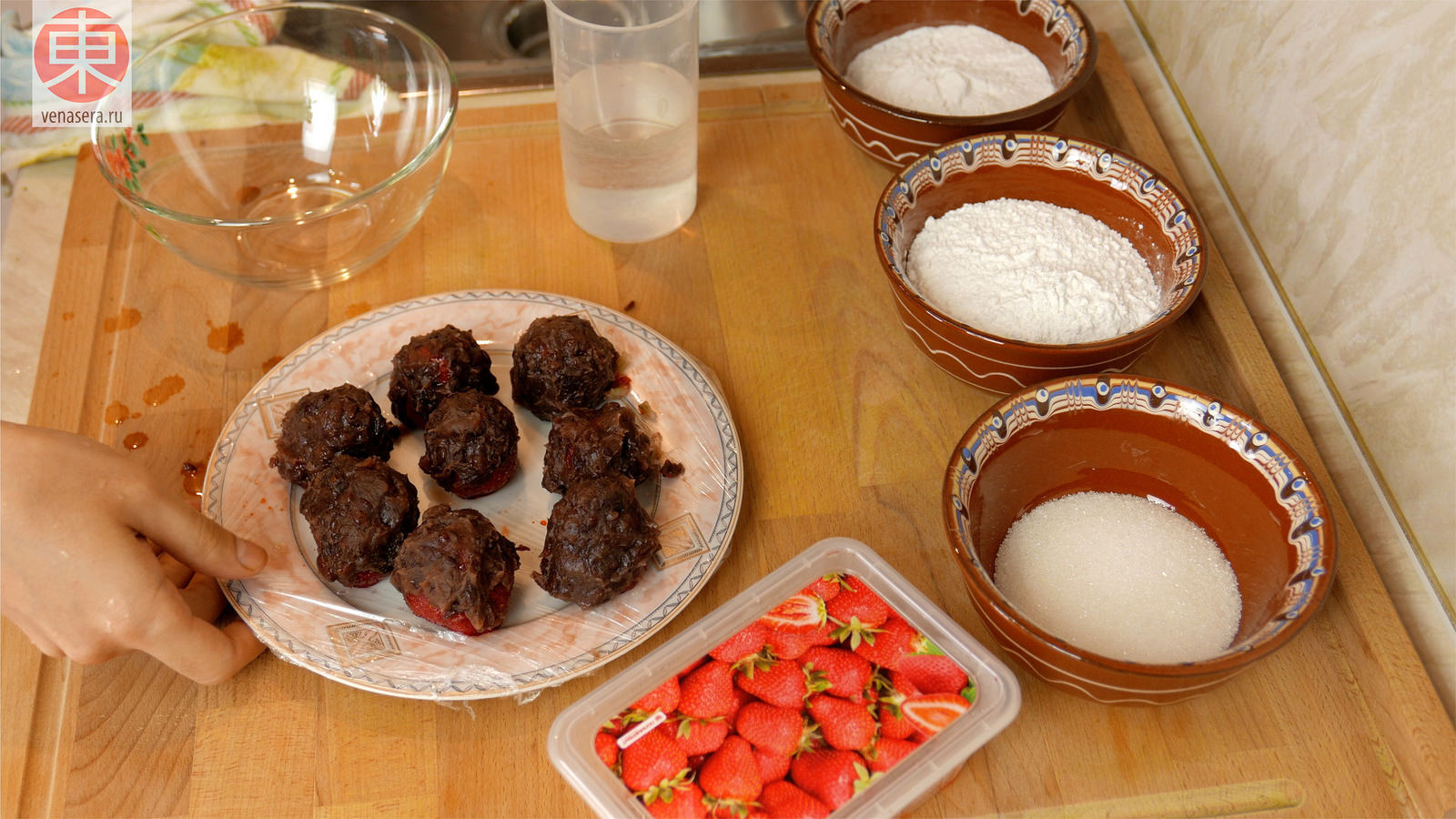 Japanese sweets. Mochi Flatbread with Strawberries (Ichigo Daifuku). - My, Sweets, Japanese food, Asian food, Yummy, Food, Cooking, Fancy food, Video, Longpost