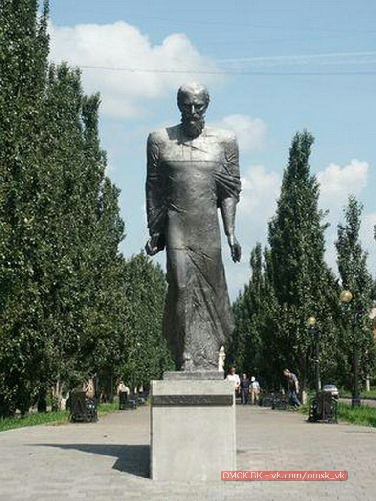 Достоевский омск. Памятник Достоевскому в Омске. Статуя Достоевского в Омске. Памятник Федору Михайловичу Достоевскому в Омске. Памятник Достоевскому в Омске Капралов.