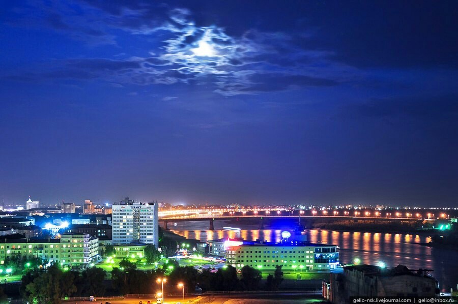 Вечерний омск. Ночной Омск. Омск центр города ночной. Омск ночной вид. Башни Сакена Омск.