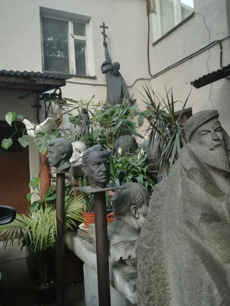 moscow courtyard - Lenin, Bust, Moscow, Courtyard, Longpost