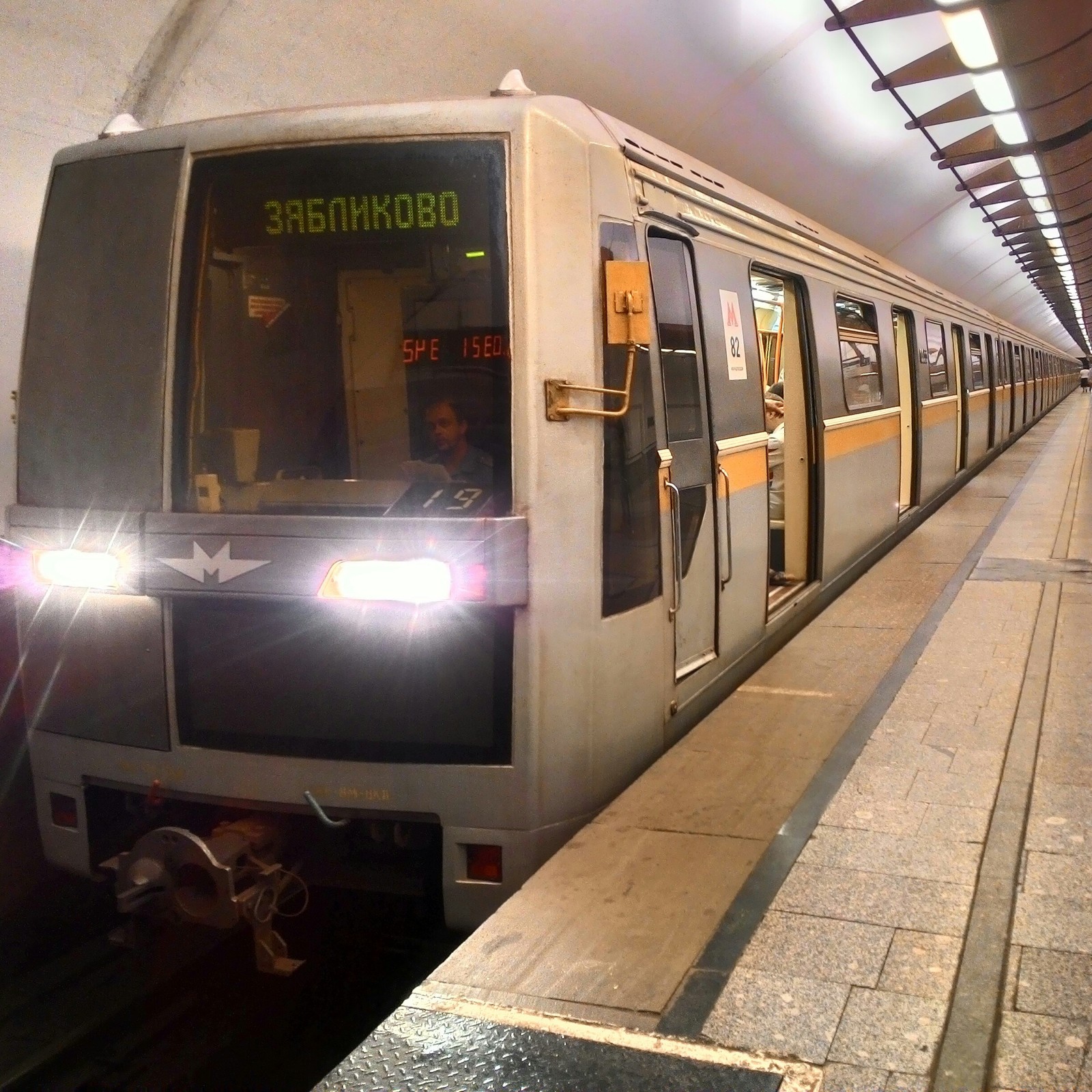 Eyes shoots very accurately, here's a control, baby. - My, Metro, Moscow Metro, Yauza, Train