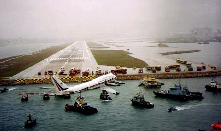 'I don't know how many times we almost touched the rooftops before we landed': the story of Hong Kong's incredible airport - Airplane, Hong Kong, The airport, Video, Longpost