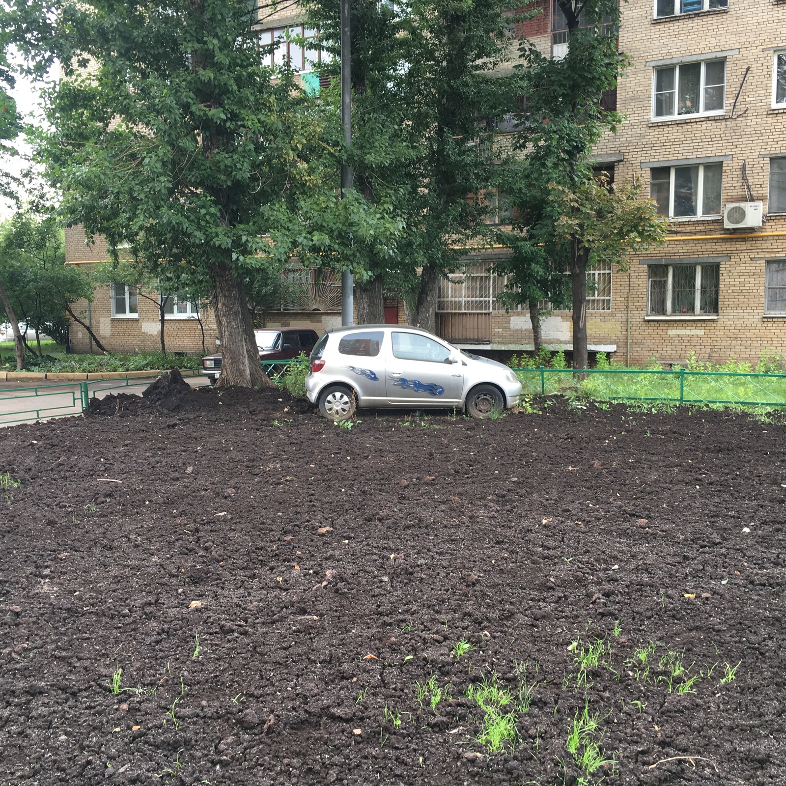 И снова парковка на газоне плюс наказание - Моё, Неправильная парковка, Чудаки, Забор, Земля, Длиннопост