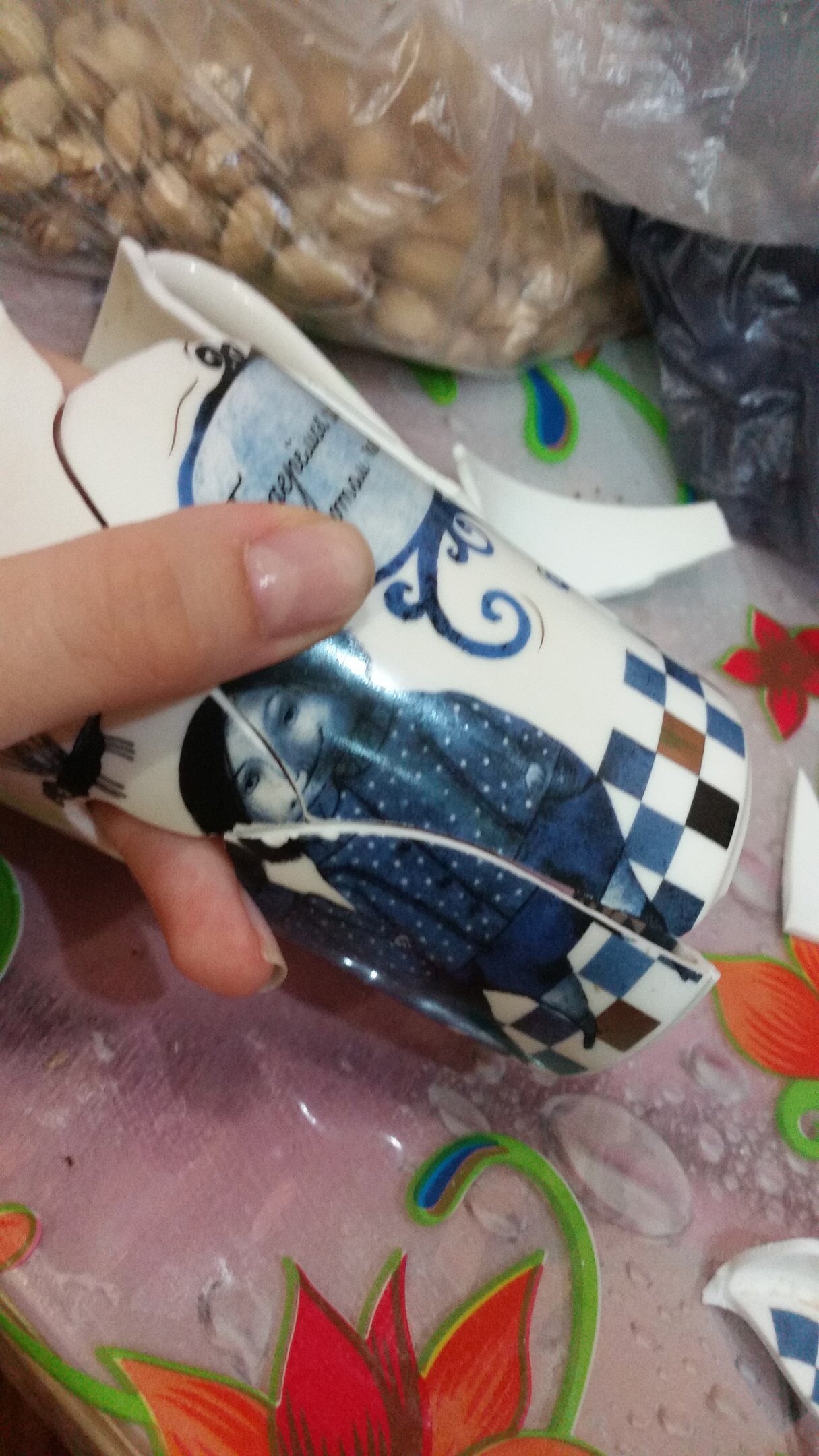 I broke a cup the other day ... Maybe someone knows where you can order one? Or any information about her? I really need it She was my favorite (( - My, Help me find, Кружки, Alice in Wonderland, , Longpost