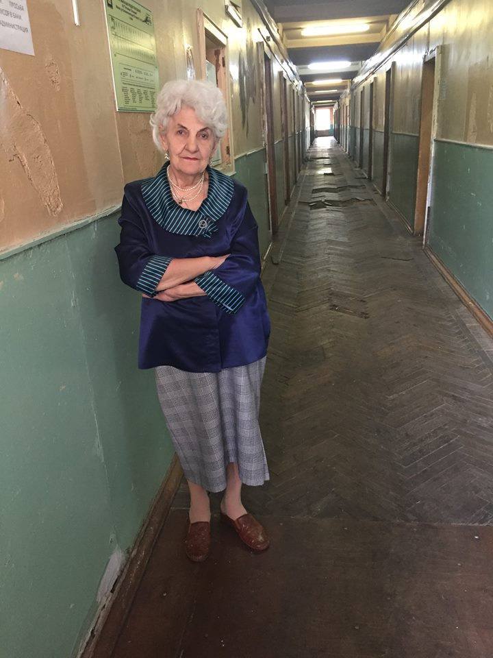 Подвал с заготовками. Женщина в погребе. Подвал с банками. Бабка в погребе. Бабка в погребе.