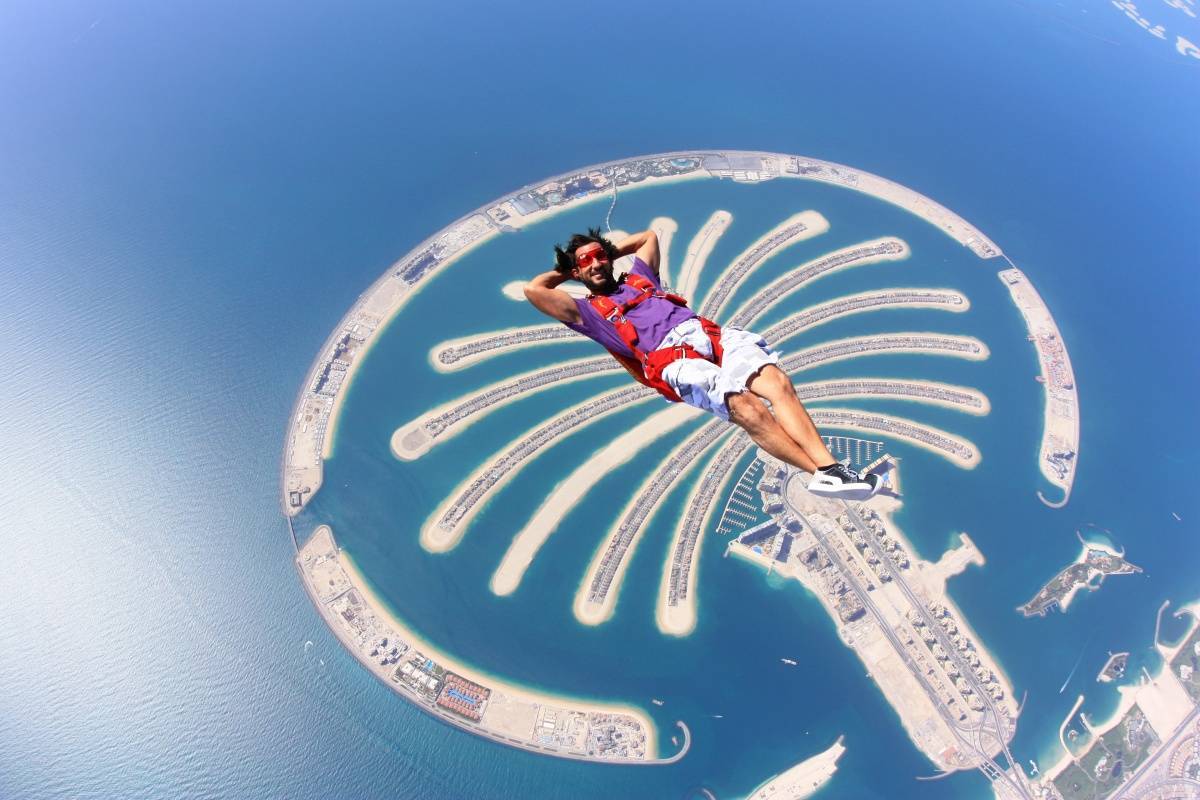 Lucky shot - Parachutists, UAE, Lucky shot, Foreshortening, Lucky moment