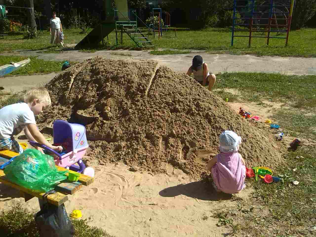 Sandbox in Vitebsk after a call to the housing and communal services (he wanted to play) - My, Sandbox, Housing and communal services