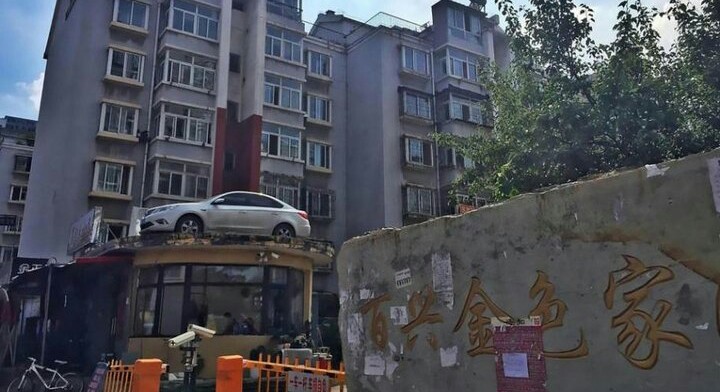 In China, the car of a persistent parking violator was moved to the roof of a building - Auto, Неправильная парковка, China, Roof, Tap