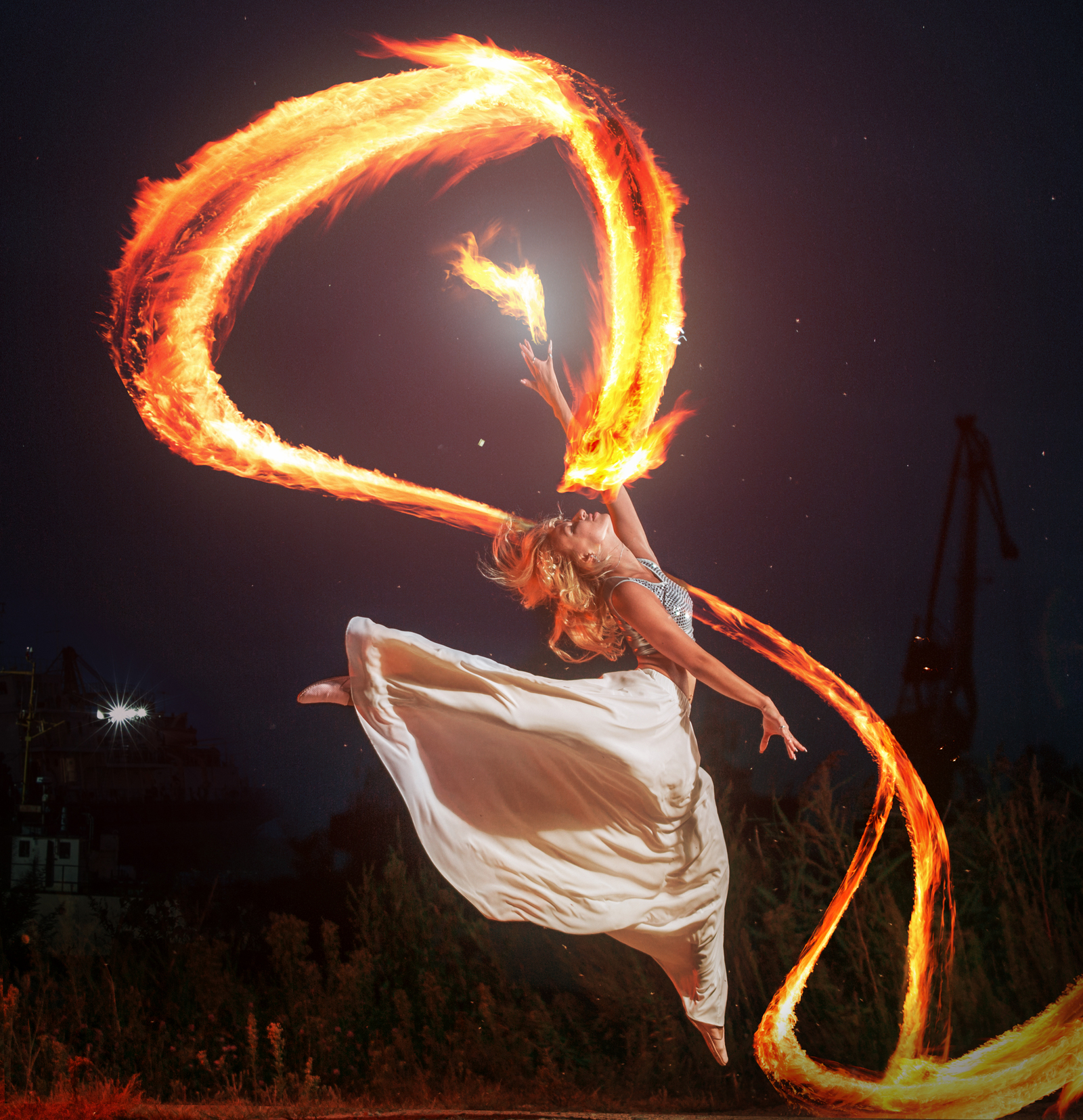 Пляши в огне. Огненный танец. Танцующая в огне. Танец пламени. Огненный танцор.