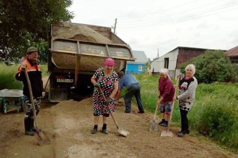 Pensioners threw themselves on a gravel car and repaired the road themselves - Ural, Yekaterinburg, , Road