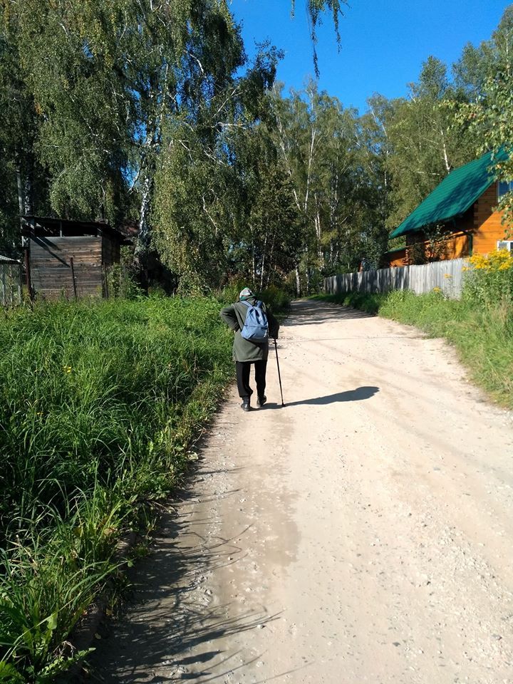 Отдохнувшая на огороде дачница возвращается домой - Дача, Дачница, Огород, Дачники, Сад