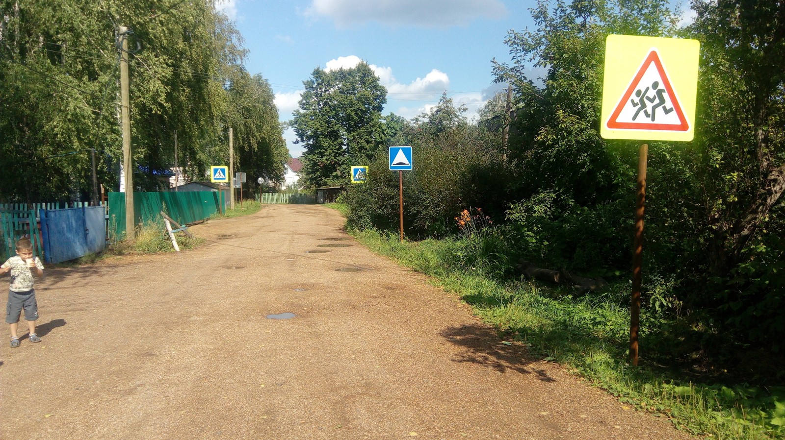 Дорожные знаки. Поселок. Приехал к теще в поселок Иглино, свернул на улицу и офигел. - Дорожный знак, Поселок, Идиотизм, Деревня